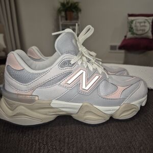 New Balance Women's Chunky Sneakers in Light Gray and Pale Pink